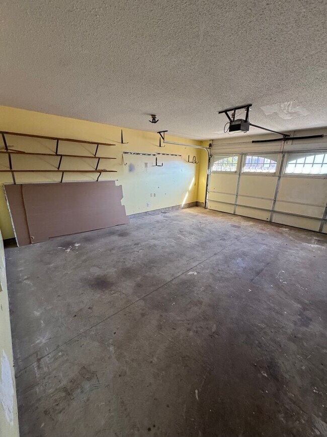 Building Photo - ** AVAILABLE NOW ** in Waterford Subdivision