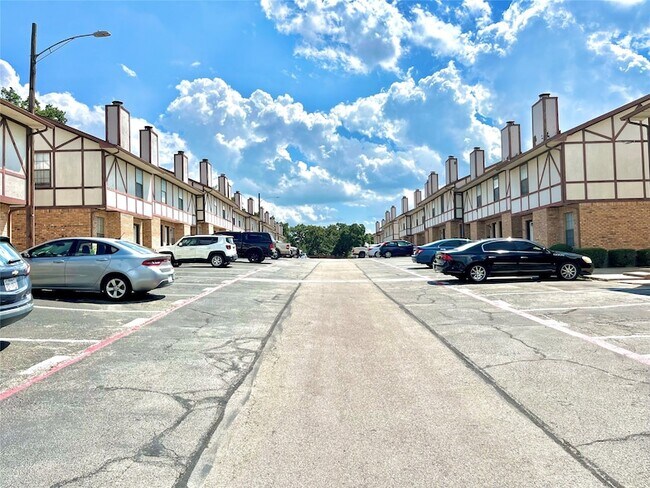 Building Photo - 1247 Dallas Dr