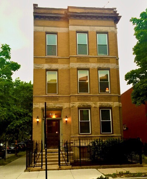 Front of building on quiet residential street - 644 W Schubert Ave