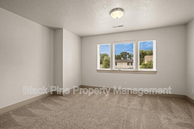 Building Photo - 909 N 31st St