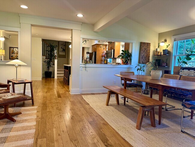 Building Photo - Gorgeous Maple Leaf Property - Huge Yard a...