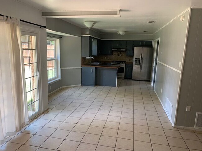 Building Photo - Southwest Lubbock Clean 3/2/2 with nice yard!