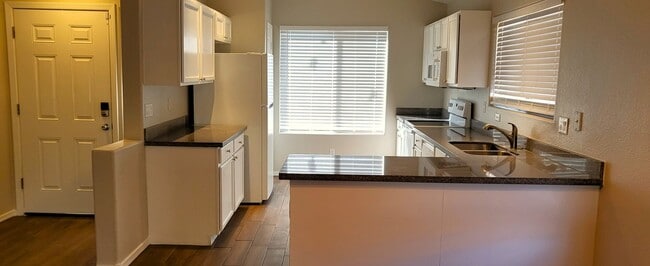 Building Photo - Lovely Corner Lot Home In South Phoenix!!!