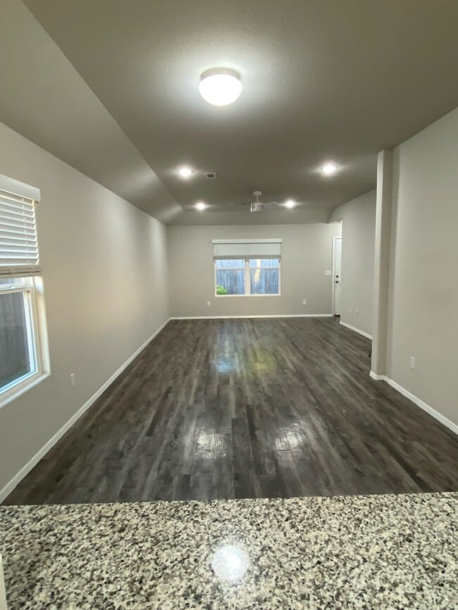 Building Photo - 4616 W Hoover Loop