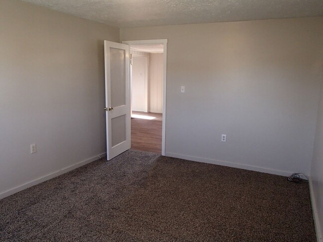 Building Photo - Larger 2 bedroom, 2 bathroom home! Pet Fri...