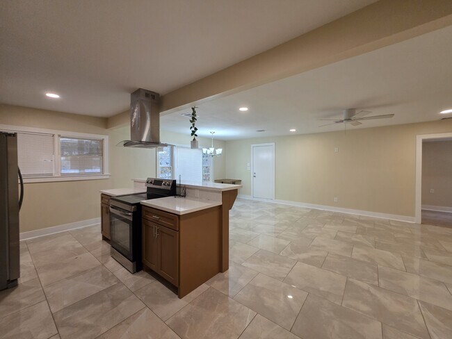 Building Photo - 522 E Davilla Ave