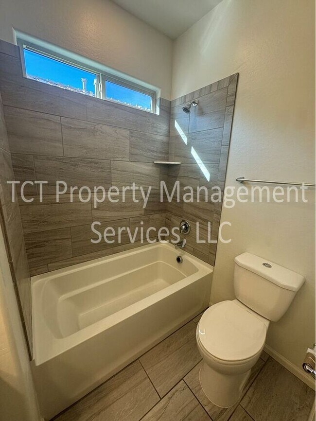 Building Photo - Beautifully maintained home in gated Layton Lakes