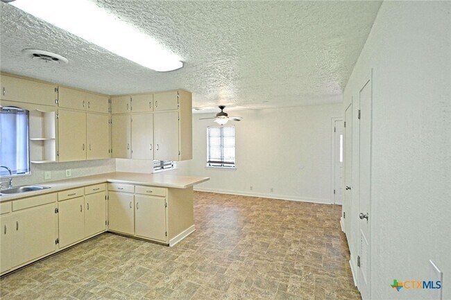 Building Photo - 268 E Mill St