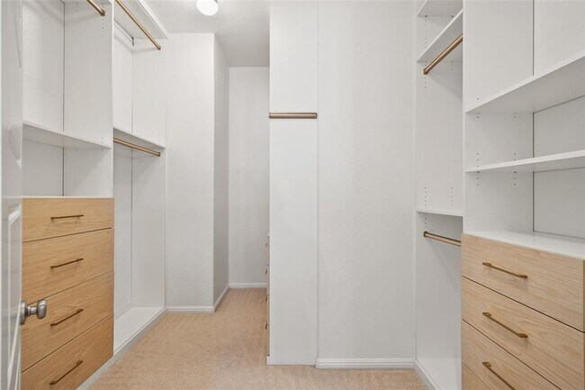 Building Photo - 2909 Zelma Dr