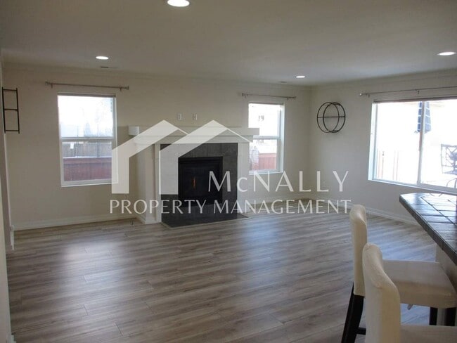 Building Photo - Spacious 3 Bedroom 3 Bath Home with Modern Amenities