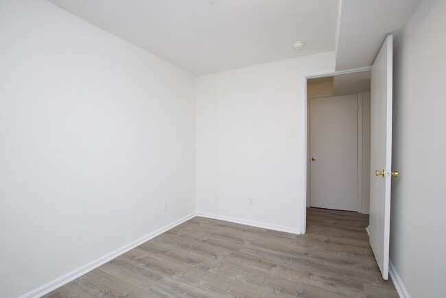 Building Photo - 3954 N Janssen Ave