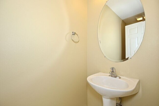 Building Photo - Stunning 3/2.5 Spacious Townhome with a 2 Car Garage Located in the Desirable Baldwin Park - Orla...