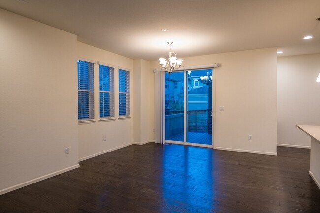 Building Photo - 2 Bedroom 2 1/2 Bath in Mosaic