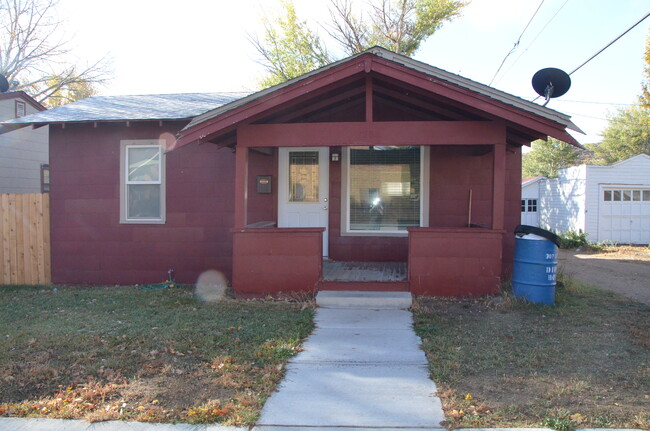 Building Photo - 1208 W Maple St