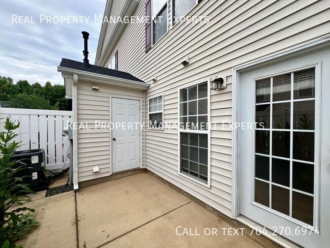 Building Photo - 9615 Little Leaf Dr-