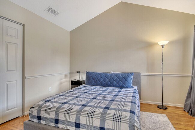 Building Photo - Spacious 3 bedroom, 2 bath condo with a lake view in Palmer Ranch