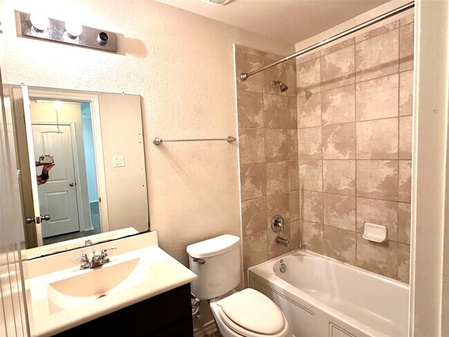 Building Photo - 1934 Acorn Glen Trail