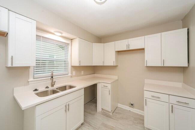 Building Photo - Beautiful House for Rent in Berclair-Highland Heights School District!