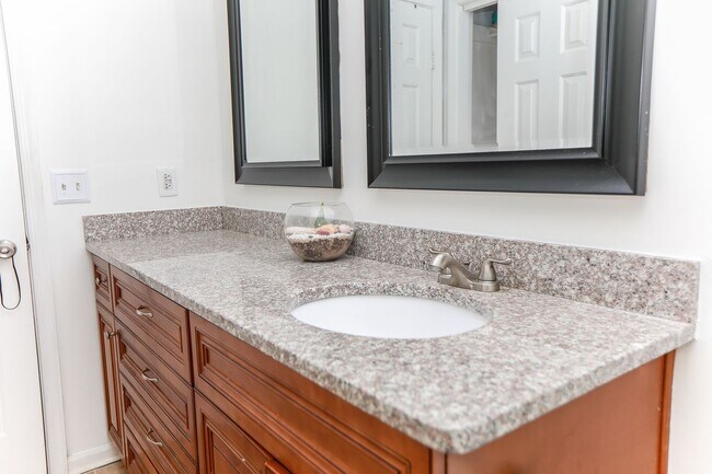 Building Photo - "Charming Kempsville Lake Townhome – Great Amenities & Location!"