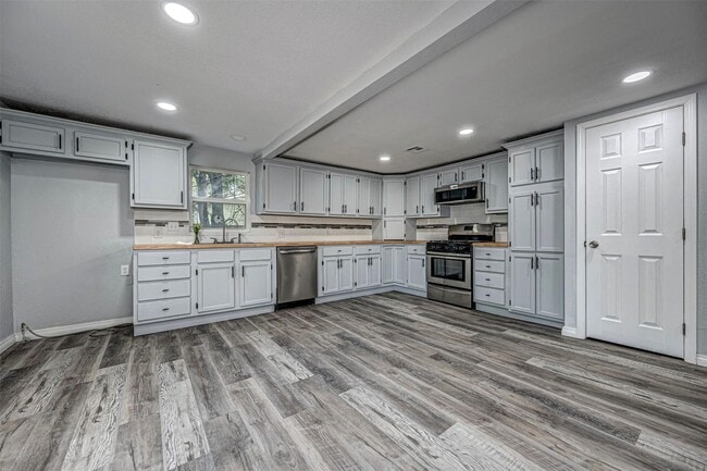 Building Photo - Beautifully updated 4 bed / 2 bath home
