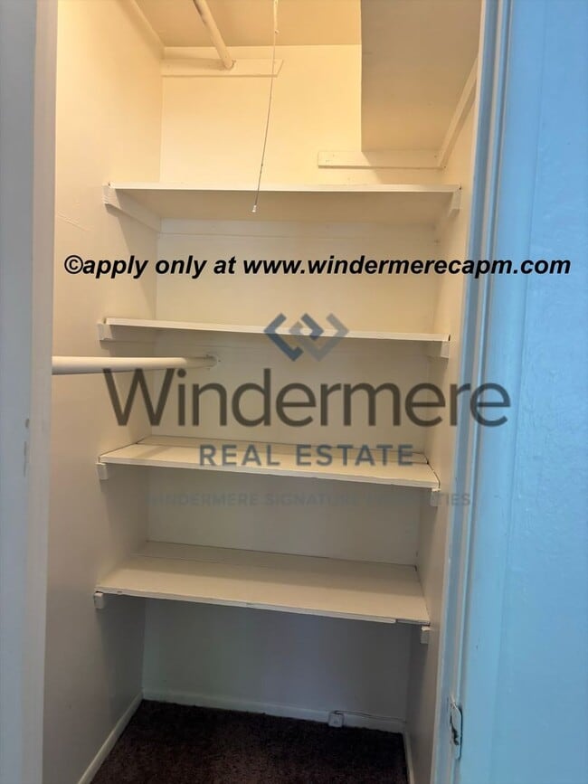 Building Photo - Adorable 1 bed Apartment set in an intimate 8 unit community in New Era Midtown!