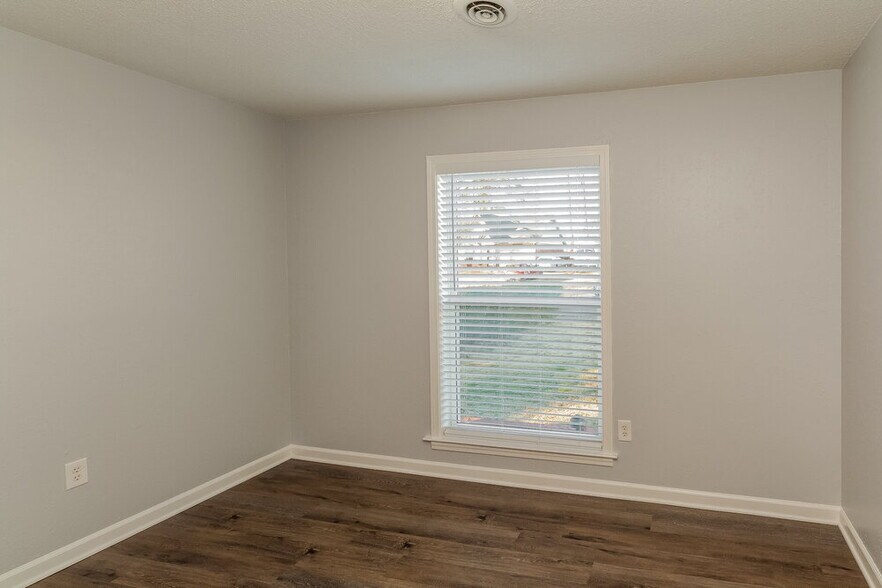 Building Photo - 5691 Briarwood Dr