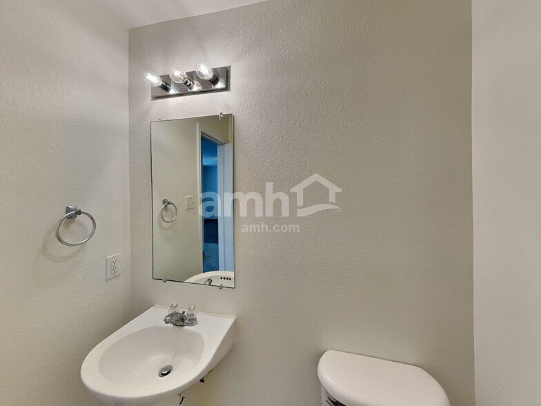 Building Photo - 4916 Water Ridge Ln