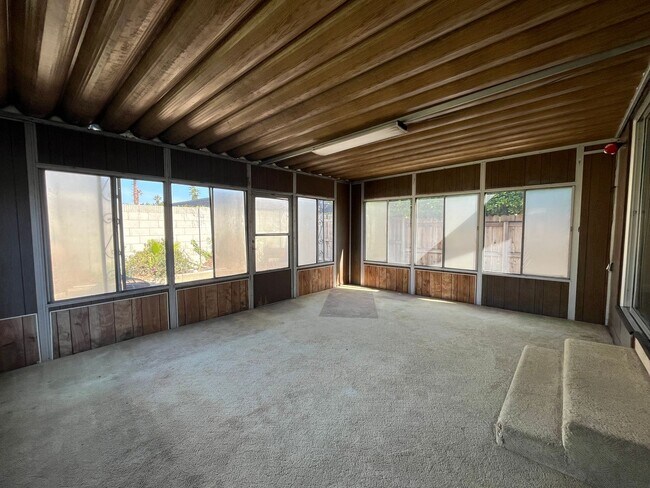 Building Photo - 4 Bedroom, 2 bath home for rent in Huntington Beach