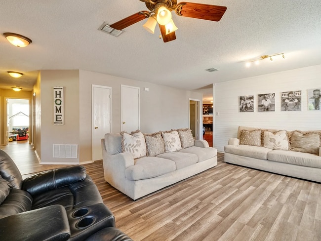 Building Photo - 1435 Greenbrook Dr