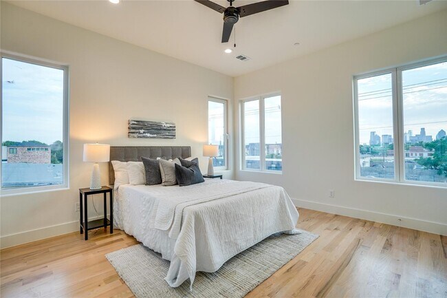 Building Photo - 1 Bedroom Townhome with Rooftop Deck and 1 Car GAR Near Lower Greenville and Henderson