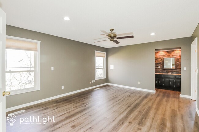 Building Photo - 5409 NW Foxhill Rd, Parkville, MO, 64152