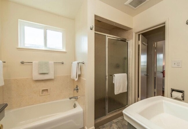 Building Photo - 3 Bed, 1.5 Westlake Detached Doelger Unfur...
