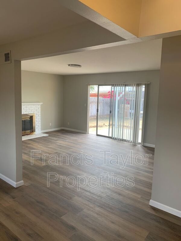 Building Photo - 909 Daisy St