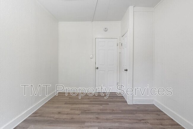 Building Photo - 1647 E 6th St