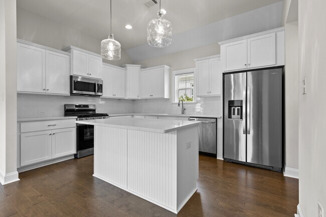 Building Photo - 2272 Lakeview Dr