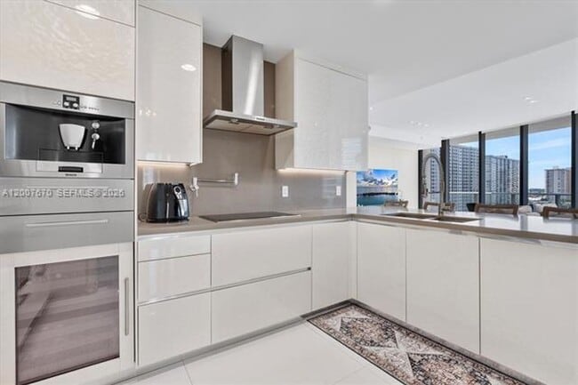 Building Photo - 17475 Collins Ave