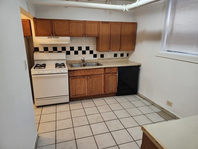 Primary Photo - 662 W Oakdale Ave