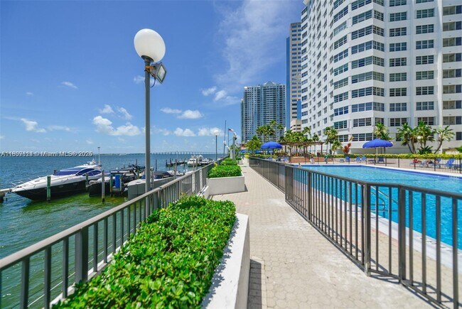 Building Photo - 825 Brickell Bay Dr