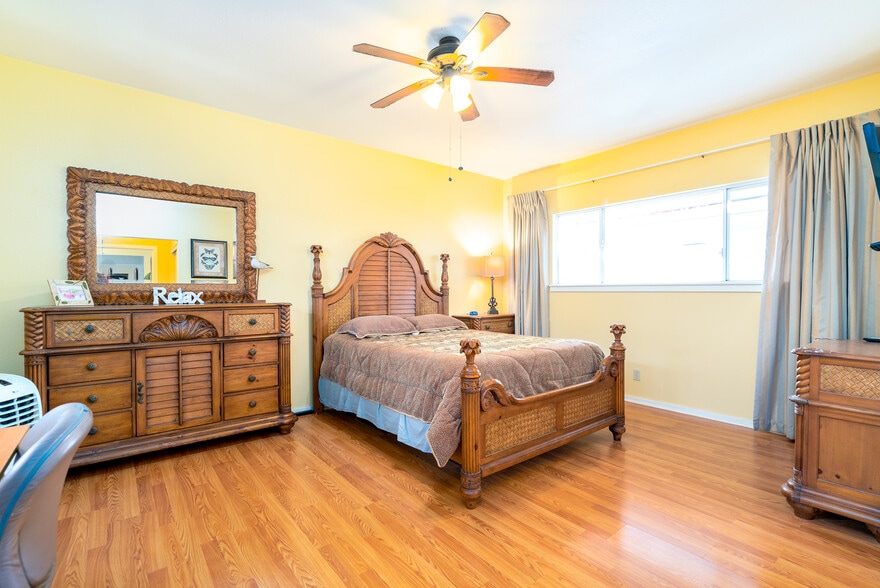 1 of 2 master bedrooms. Pictured is a queen size beed for reference. - 408 N Kainalu Dr