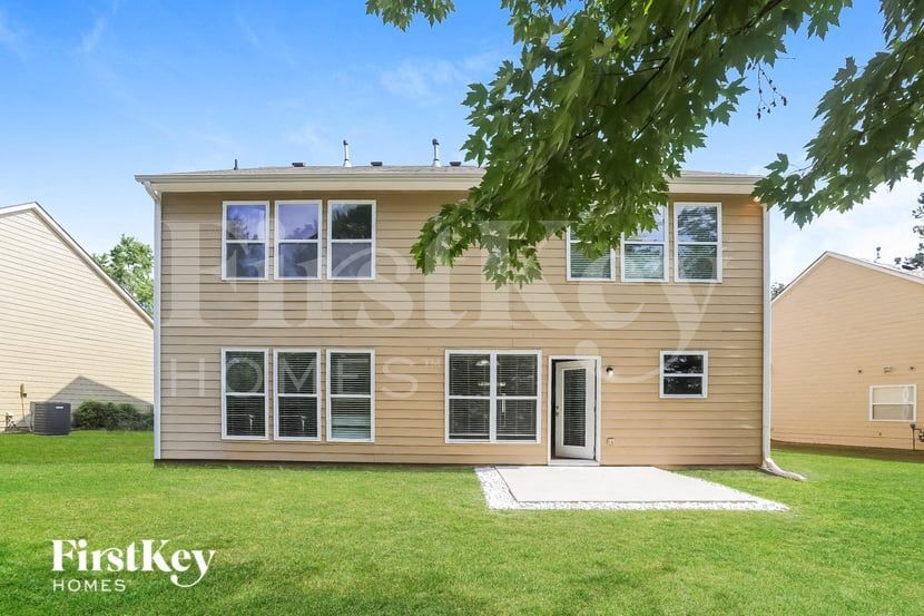 Building Photo - 1530 Hedington Cir SE