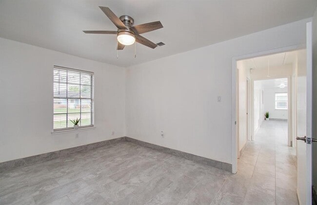 Building Photo - 502 Guyer St