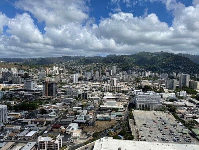 Building Photo - Penthouse 1-bedroom with 2-Parking!