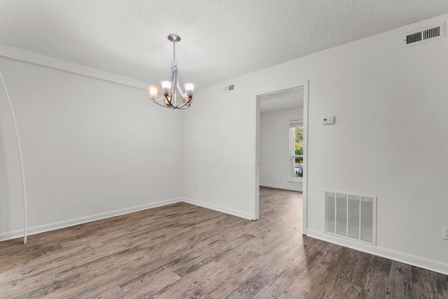 Building Photo - Virginia Beach Townhome