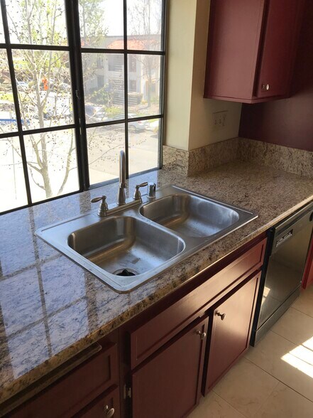 Building Photo - 10910 Summerdale Way