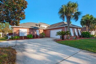 Building Photo - "Charming 3-Bed Oasis with Pool in Niceville!"