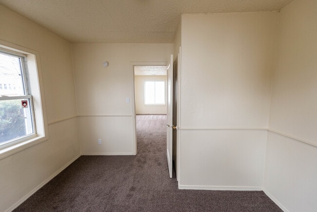 Building Photo - 858 Minota Ave