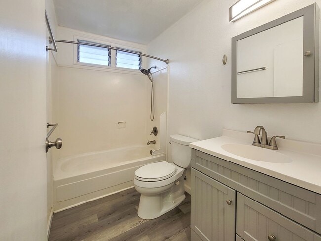 Building Photo - 2 Bedroom Unit, 1.5 baths with one assigne...