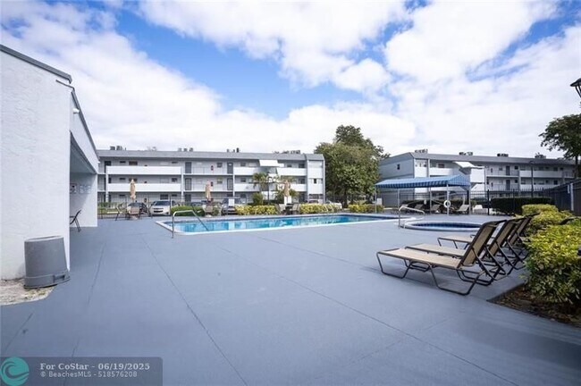 Building Photo - 8421 Lagos De Campo Blvd