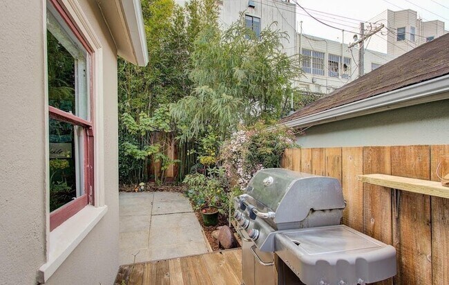Building Photo - 365 Wawona St