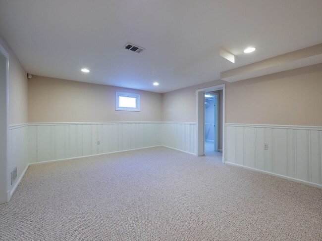 Building Photo - 2702 Navarre Dr